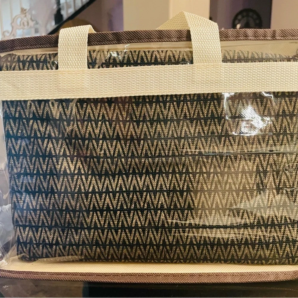 VGT Mario Valentino authentic. Black classy clutch/purse Gold Detail “Host Pick”
